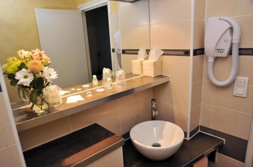 Hotel Gambetta Lons-le-Saunier Cameră foto
